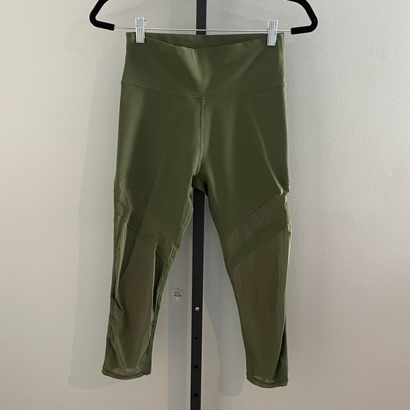 Fabletics Green Cropped Length Leggings Size Medium - Picture 1 of 3